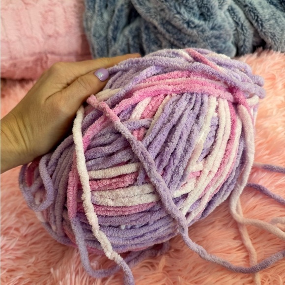 Bernat baby yarn NEW BALL SOFT FUZZY TEXTURE CHENILLE sweater blanket pastel - Picture 7 of 7